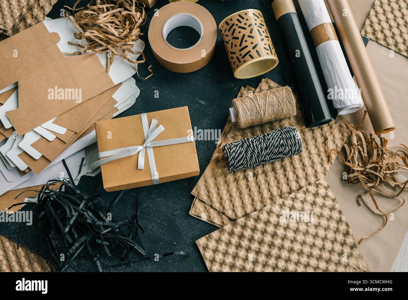 Set di articoli da regalo e da regalo, vista dall'alto. Foto Stock