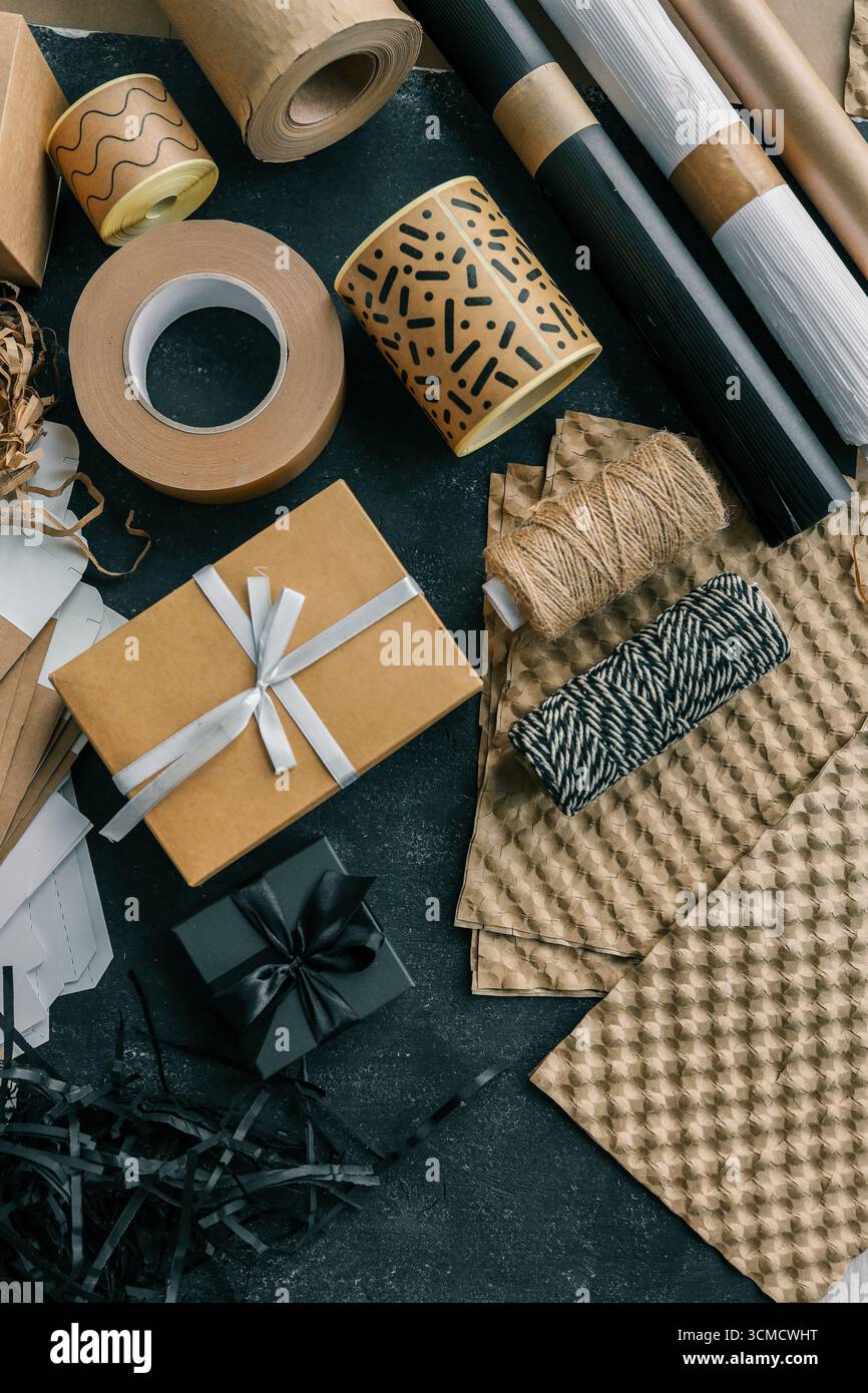 Set di articoli da regalo e da regalo, vista dall'alto. Foto Stock