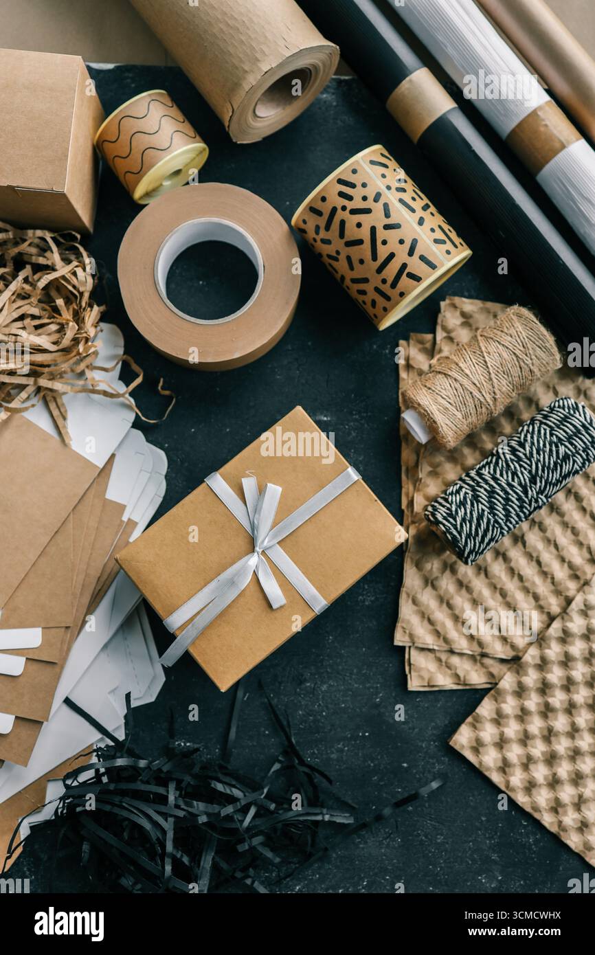 Set di articoli da regalo e da regalo, vista dall'alto. Foto Stock