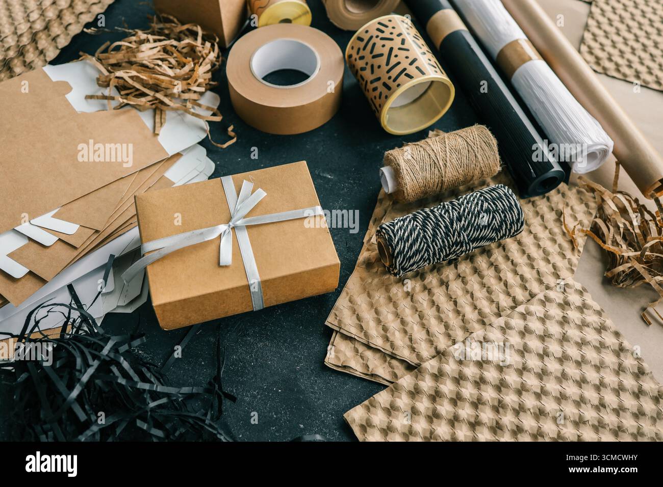 Set di articoli da regalo e da regalo, vista dall'alto. Foto Stock