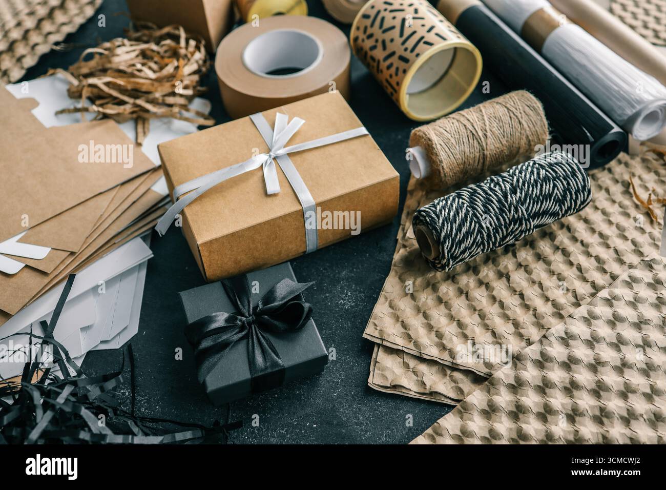 Set di articoli da regalo e da regalo, vista dall'alto. Foto Stock