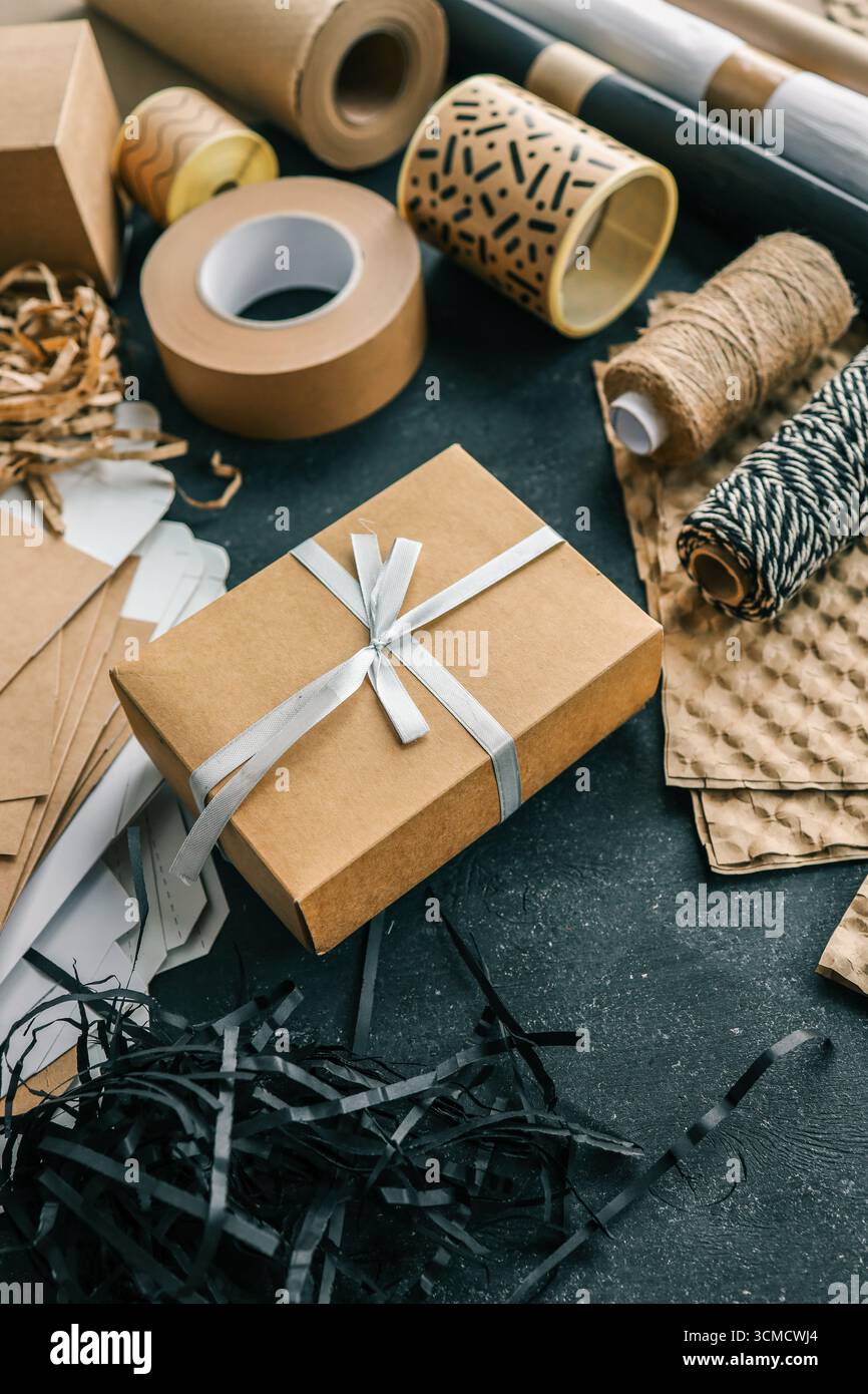 Set di articoli da regalo e da regalo, vista dall'alto. Foto Stock