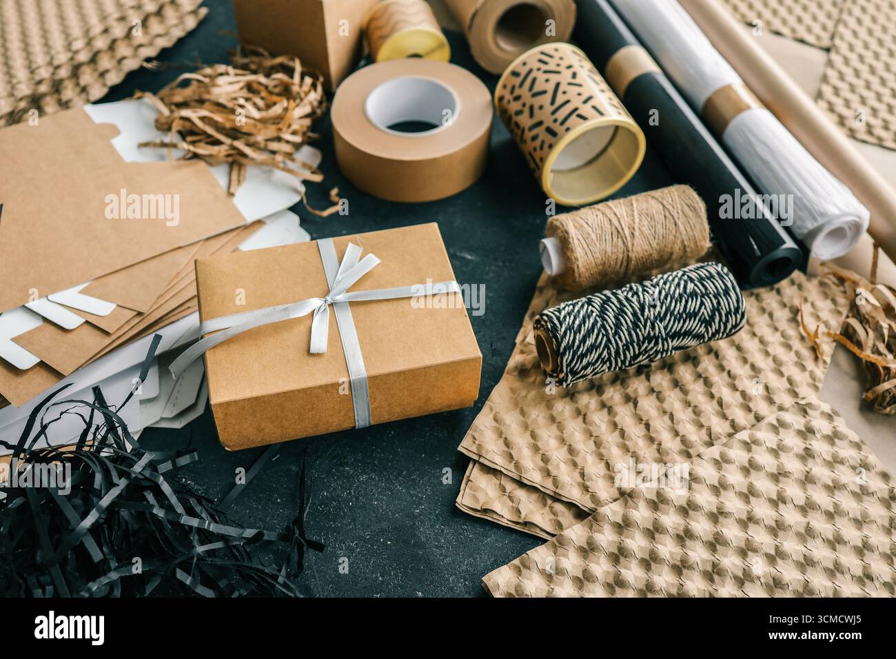 Set di articoli da regalo e da regalo, vista dall'alto. Foto Stock