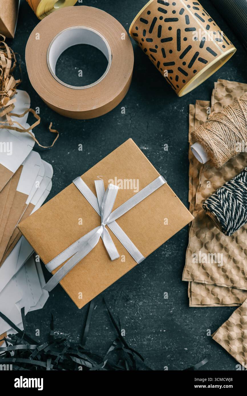 Set di articoli da regalo e da regalo, vista dall'alto. Foto Stock