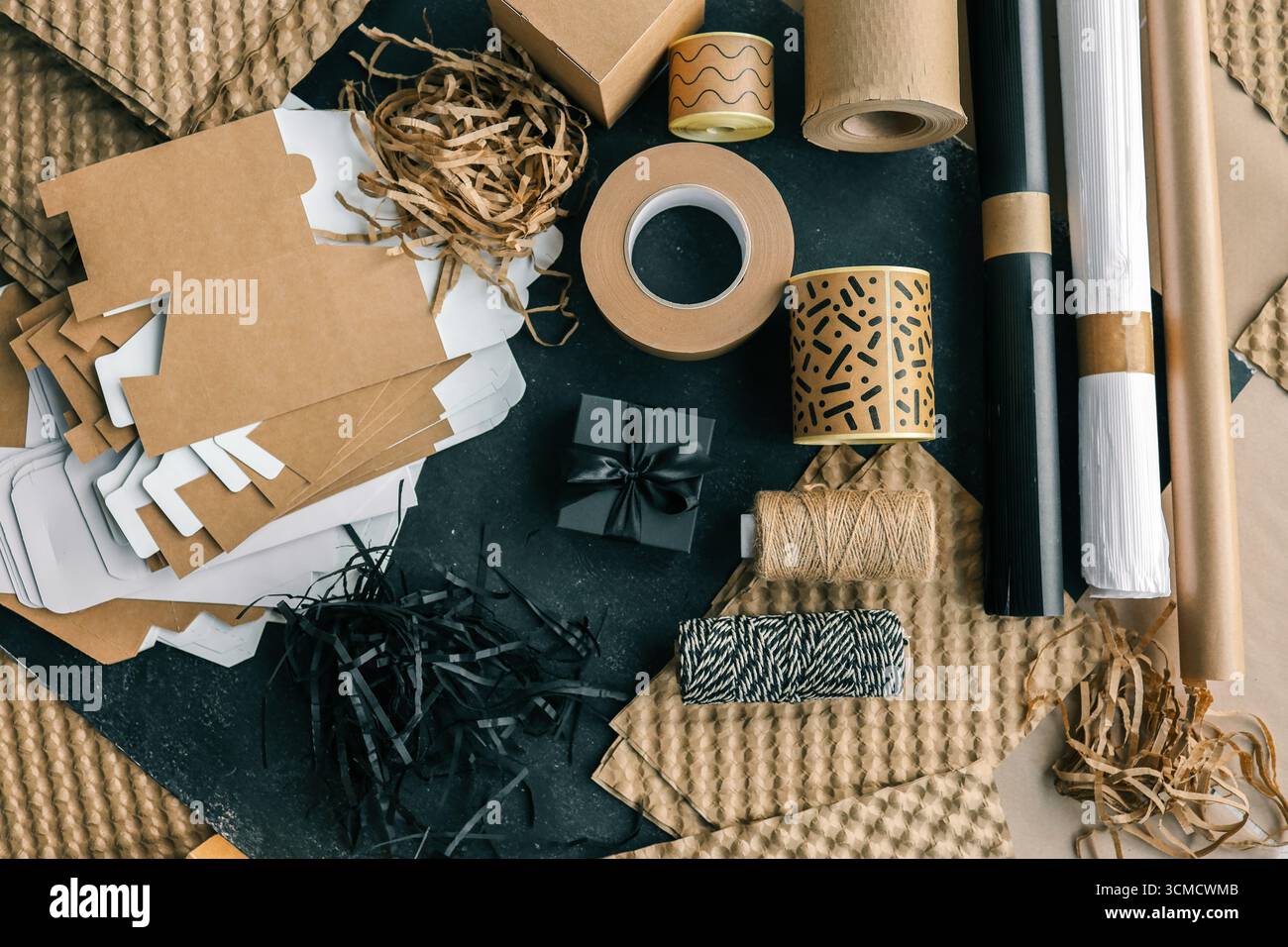 Set di articoli da regalo e da regalo, vista dall'alto. Foto Stock