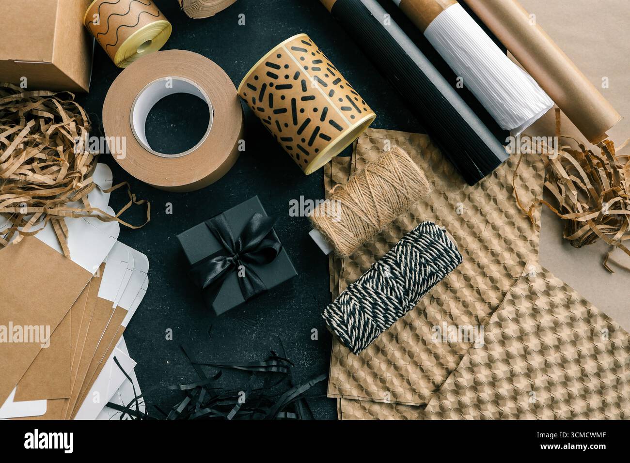 Set di articoli da regalo e da regalo, vista dall'alto. Foto Stock