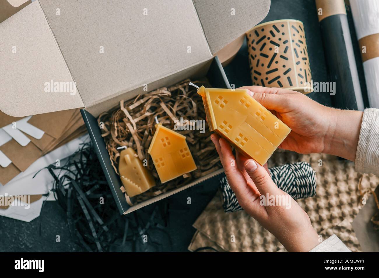 Candela fatta a mano, concetto di imballaggio e consegna di merci. Foto Stock