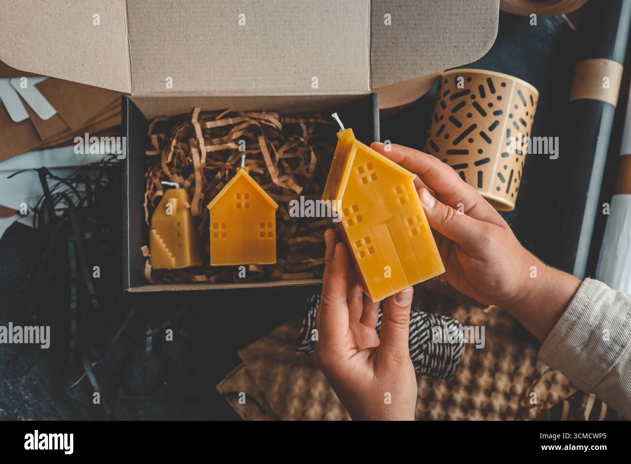 Candela fatta a mano, concetto di imballaggio e consegna di merci. Foto Stock