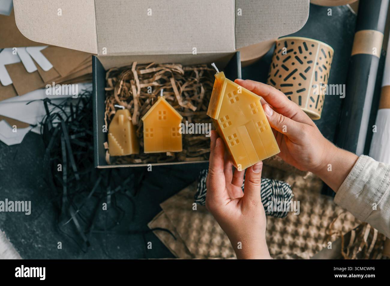 Candela fatta a mano, concetto di imballaggio e consegna di merci. Foto Stock