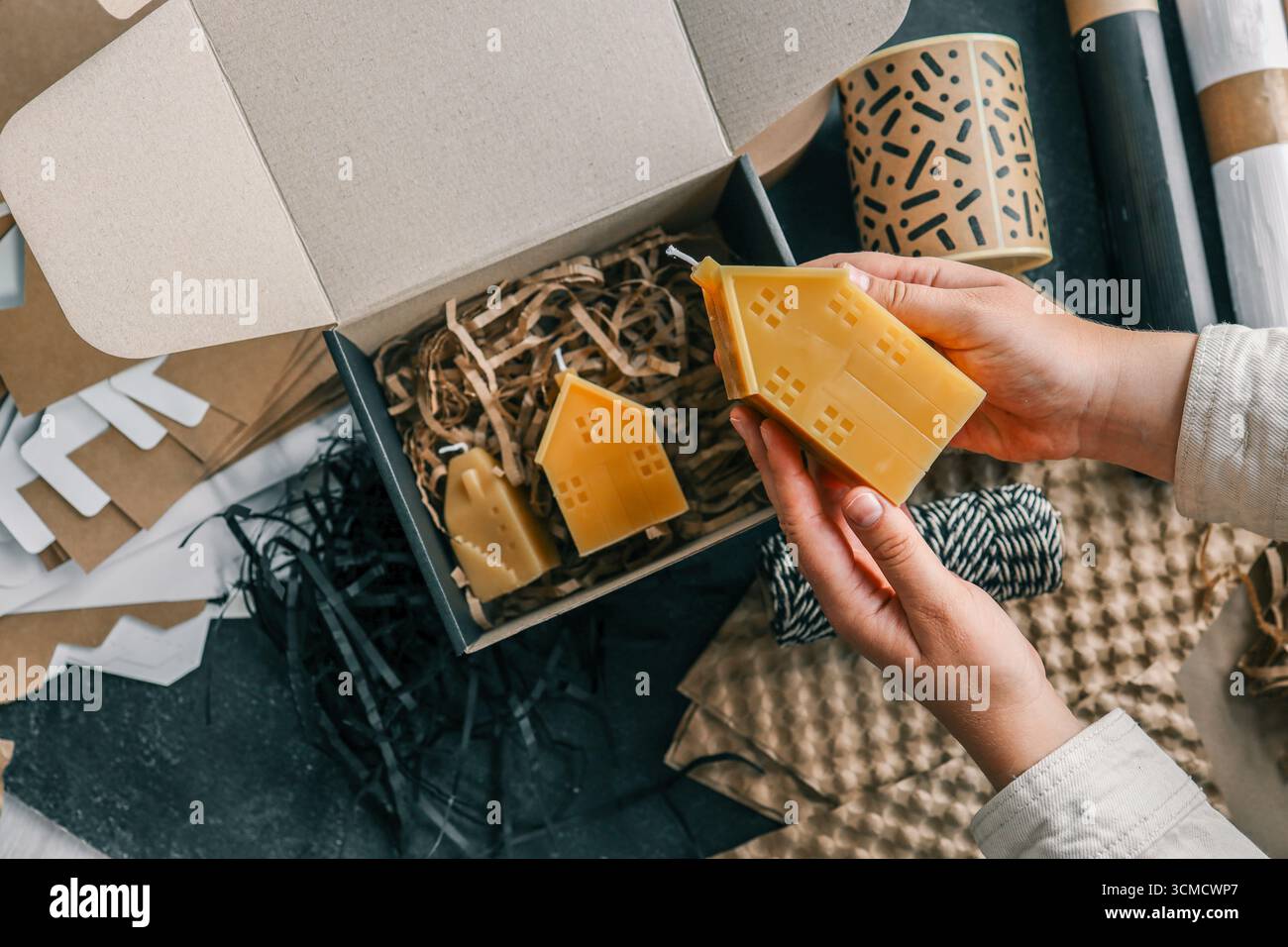 Candela fatta a mano, concetto di imballaggio e consegna di merci. Foto Stock