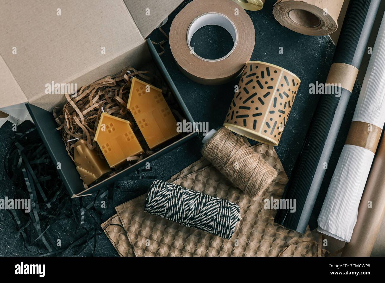 Set di articoli da regalo e da regalo, vista dall'alto. Foto Stock