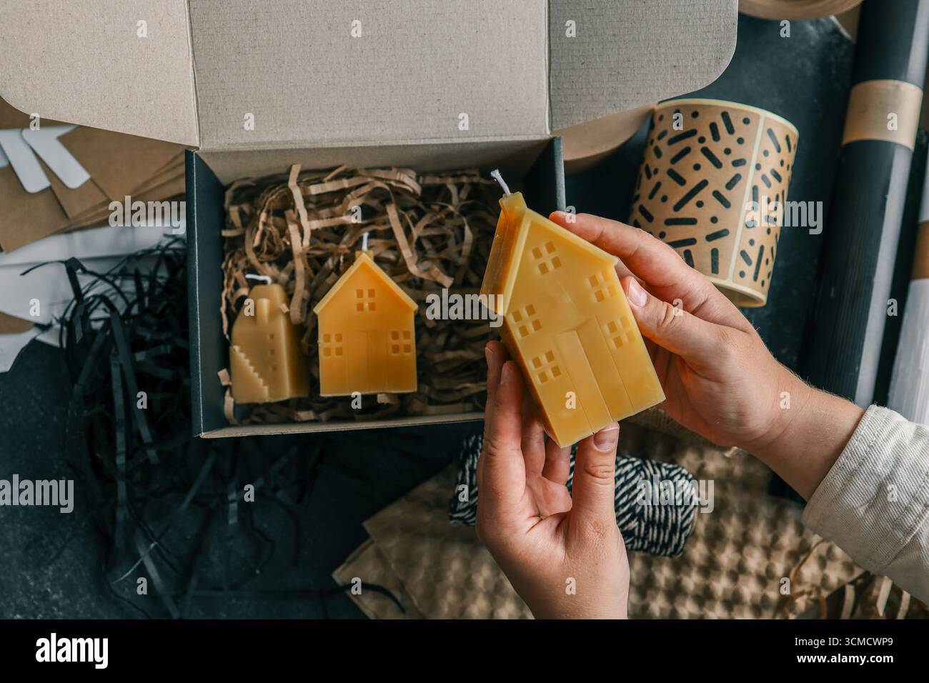 Candela fatta a mano, concetto di imballaggio e consegna di merci. Foto Stock