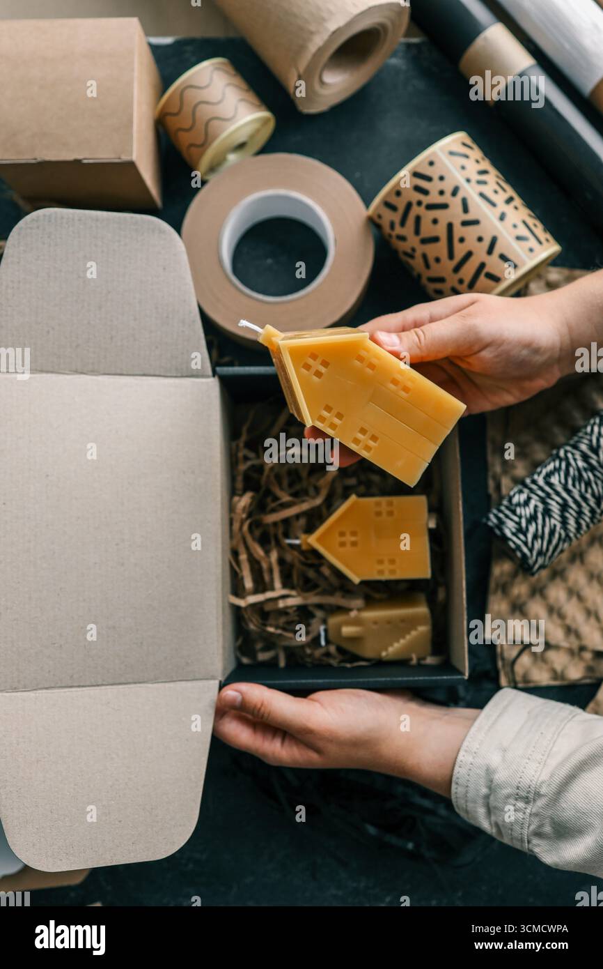 Candela fatta a mano, concetto di imballaggio e consegna di merci. Foto Stock
