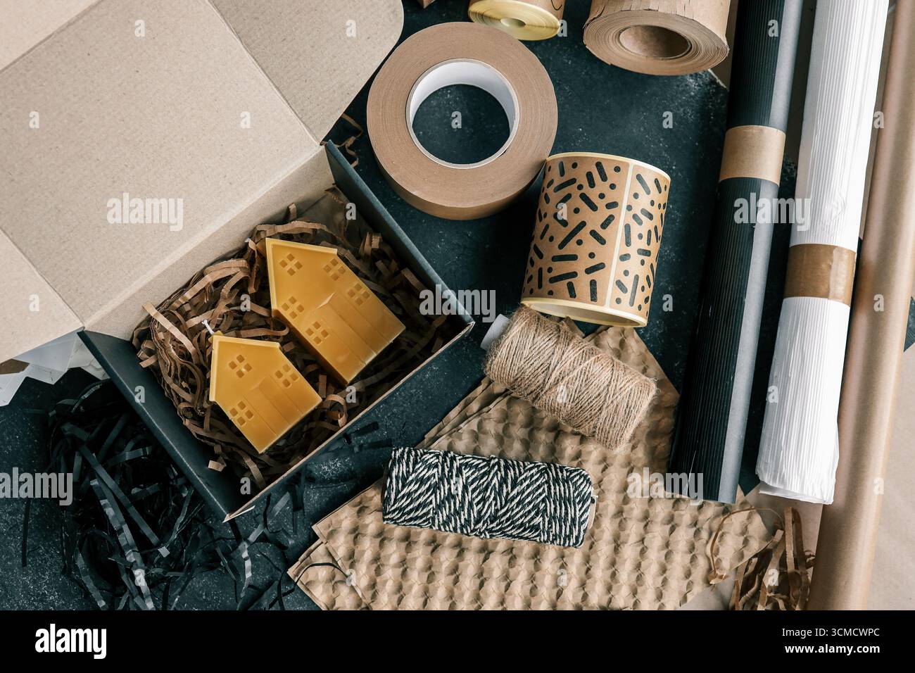 Set di articoli da regalo e da regalo, vista dall'alto. Foto Stock