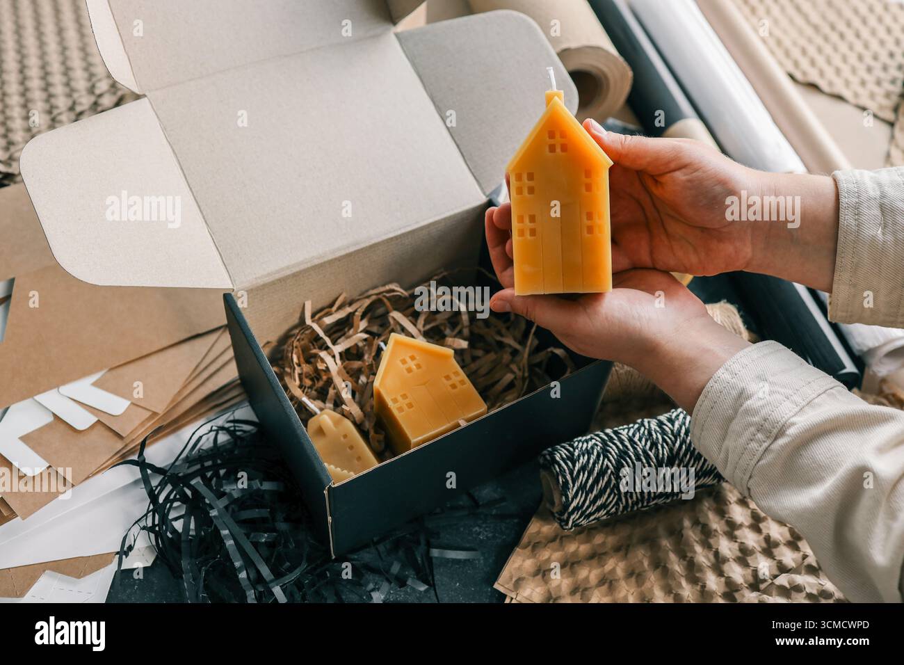 Candela fatta a mano, concetto di imballaggio e consegna di merci. Foto Stock