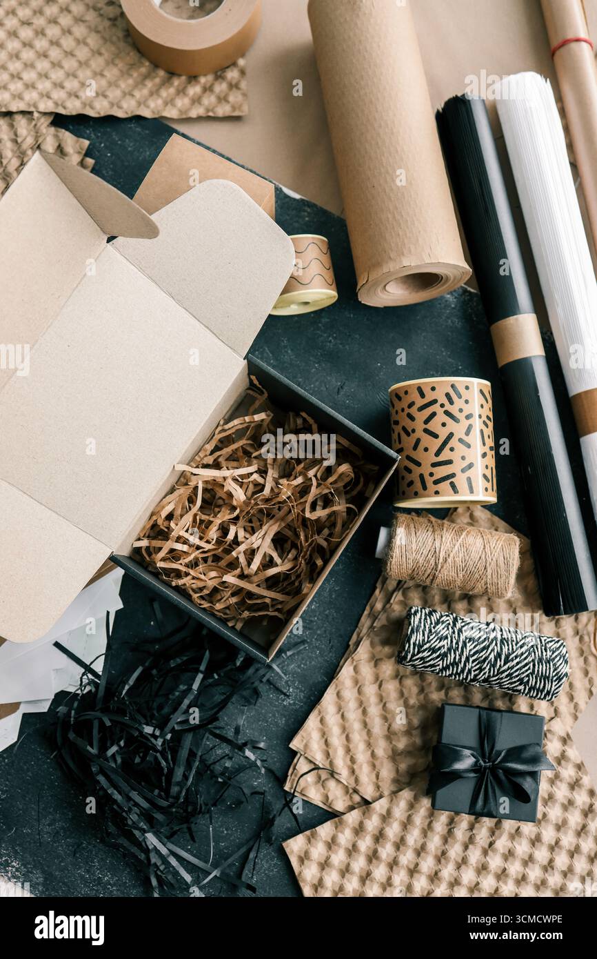 Scatola vuota con riempimento per il prodotto. Foto Stock