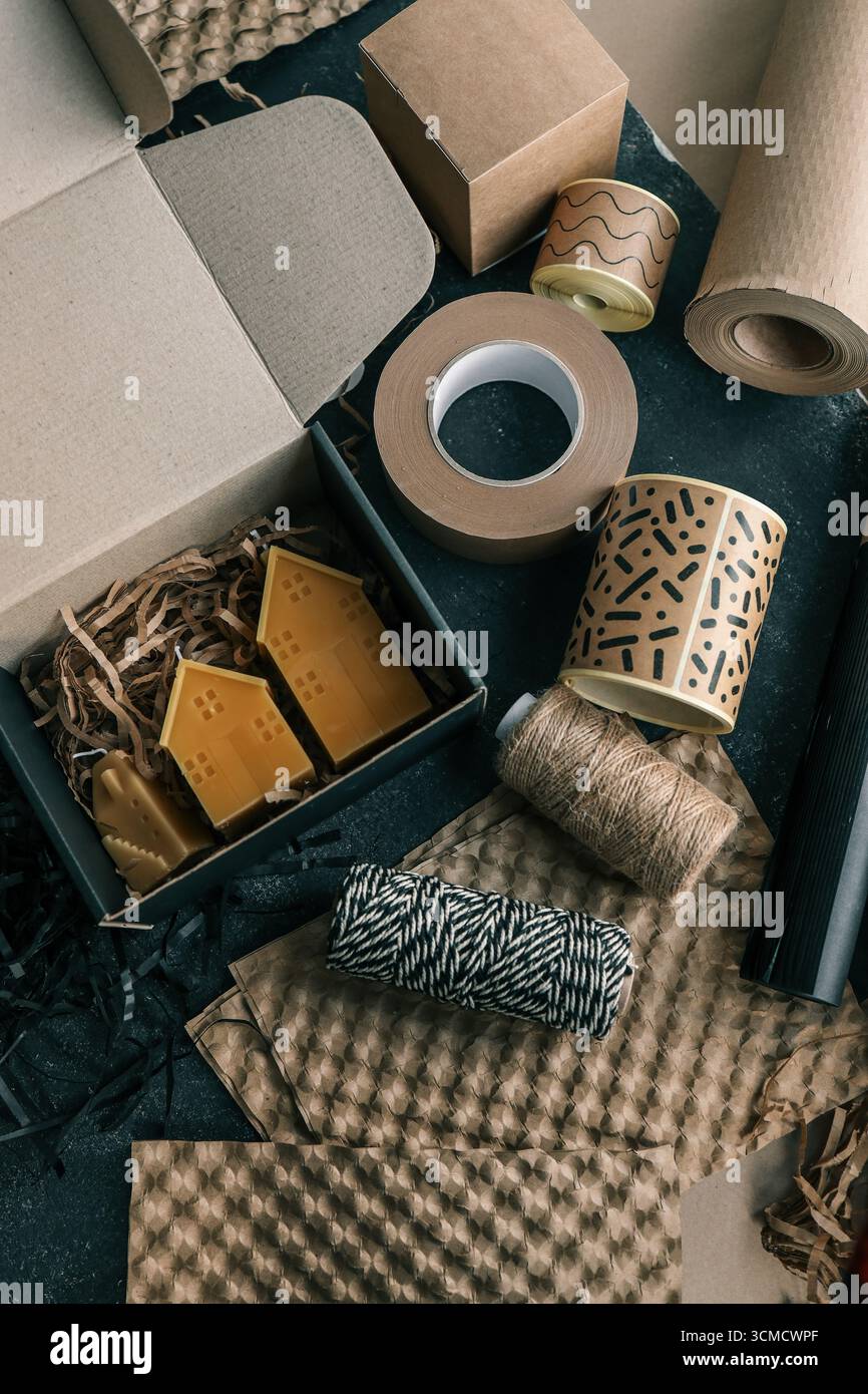 Set di articoli da regalo e da regalo, vista dall'alto. Foto Stock