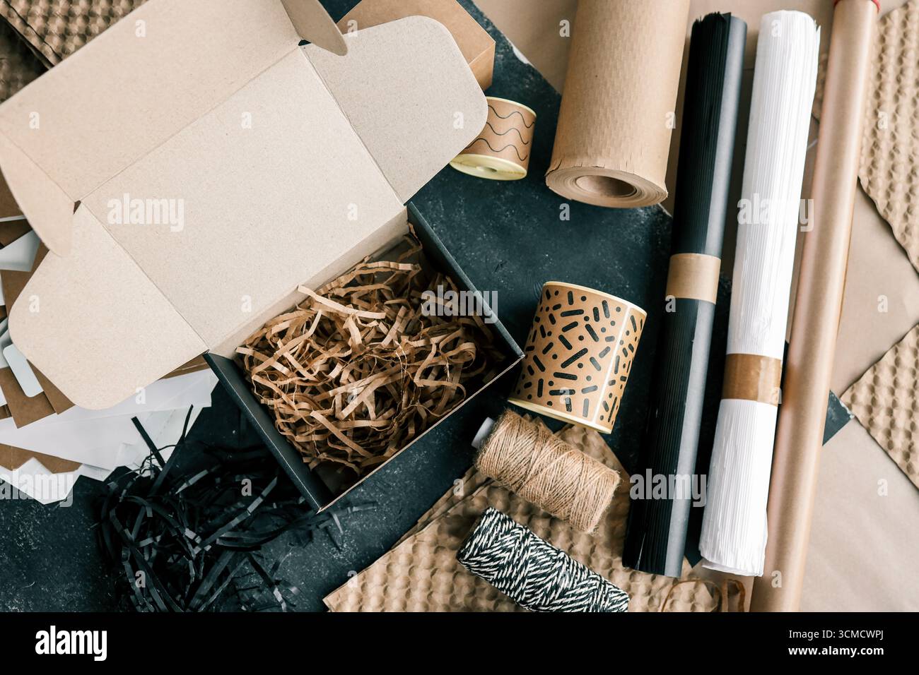 Scatola vuota con riempimento per il prodotto. Foto Stock