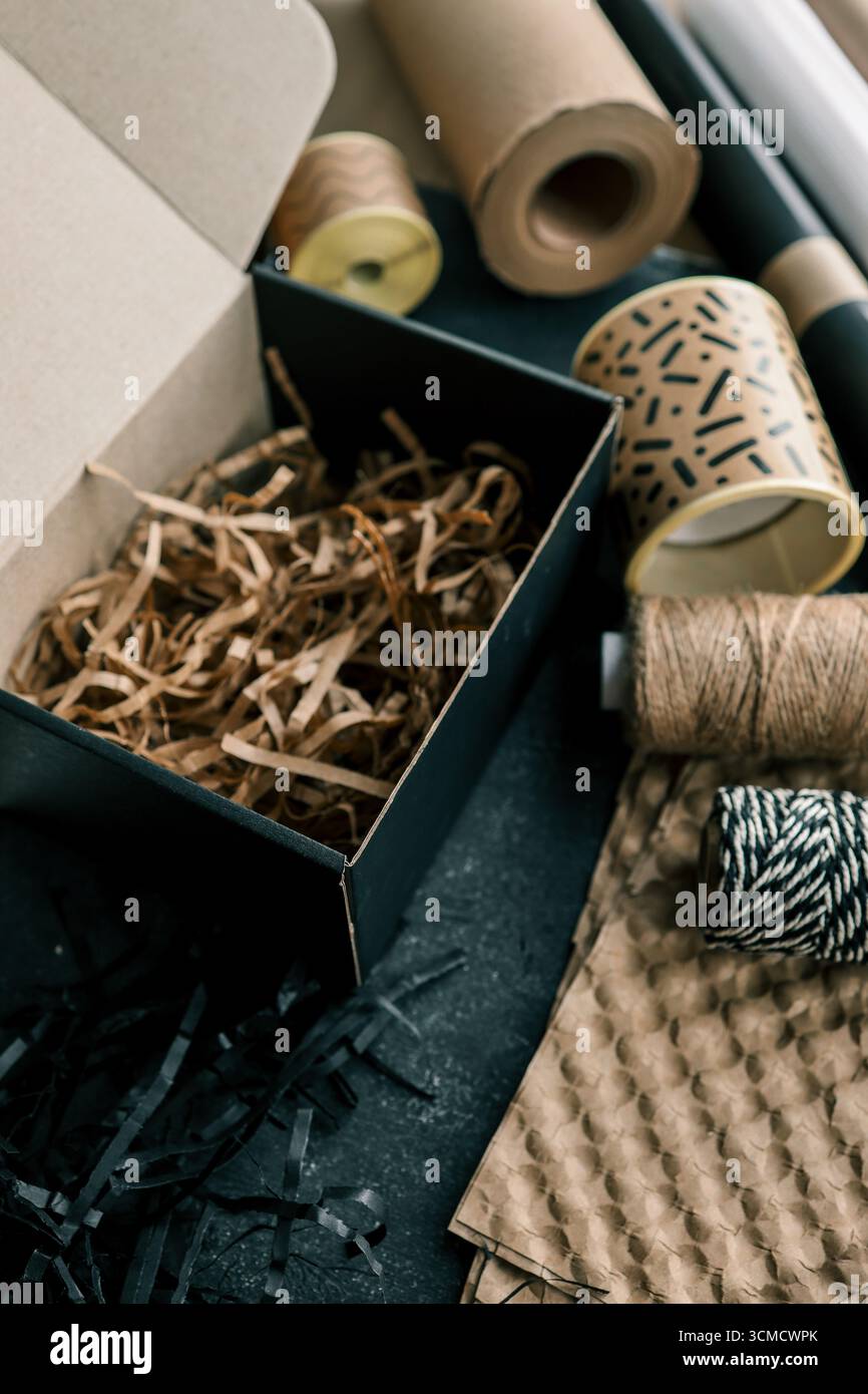 Scatola vuota con riempimento per il prodotto. Foto Stock