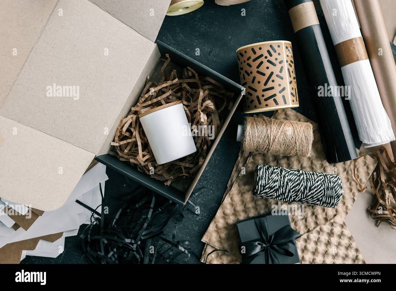 Candela confezionata, prodotto per l'invio di ordini online. Foto Stock