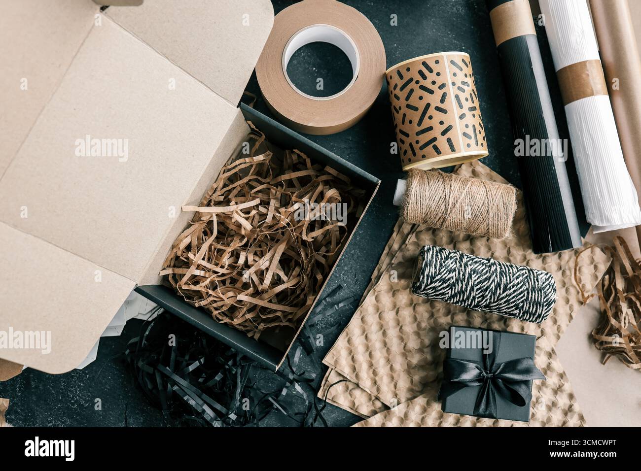 Scatola vuota con riempimento per il prodotto. Foto Stock