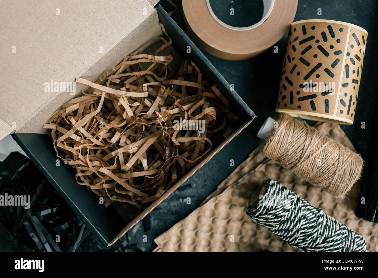 Scatola vuota con riempimento per il prodotto. Foto Stock