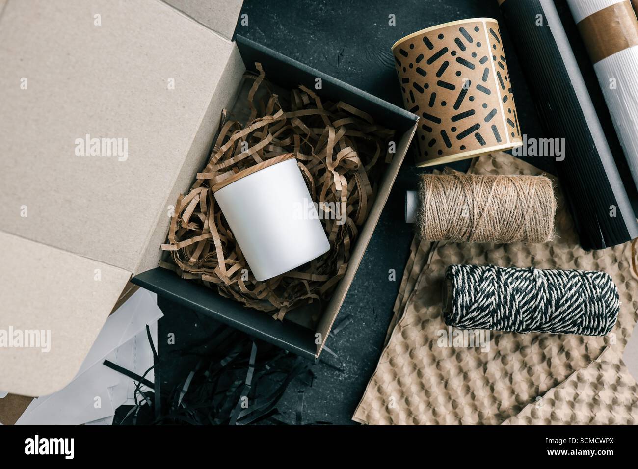 Candela confezionata, prodotto per l'invio di ordini online. Foto Stock