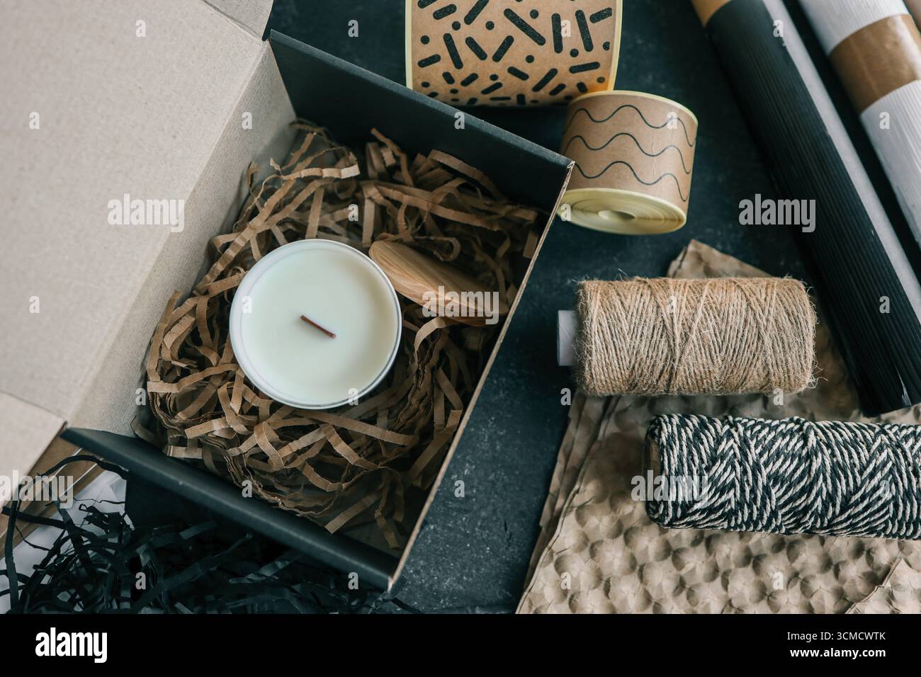 Candela confezionata, prodotto per l'invio di ordini online. Foto Stock