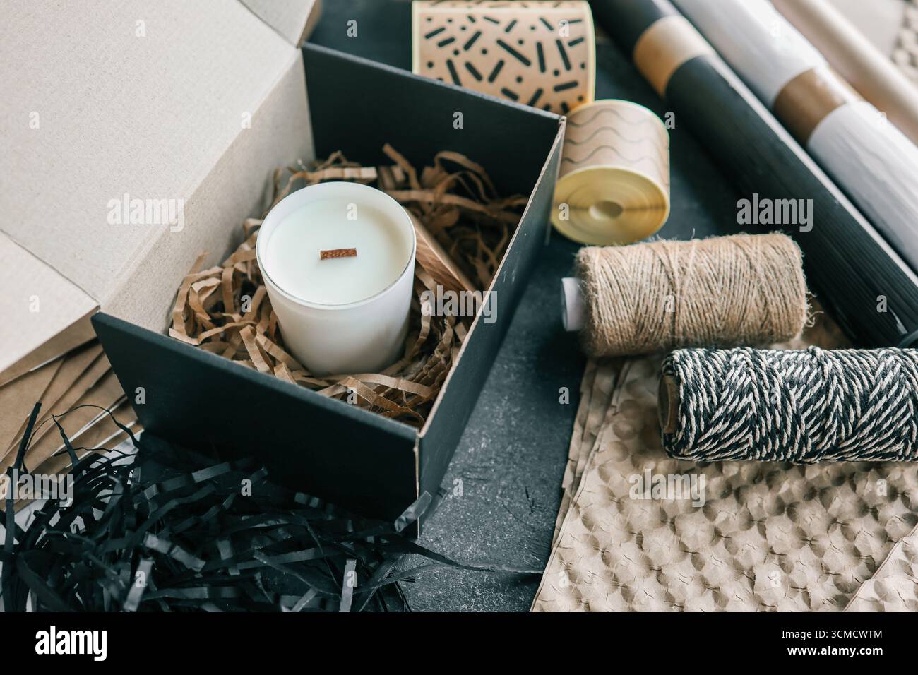 Candela confezionata, prodotto per l'invio di ordini online. Foto Stock