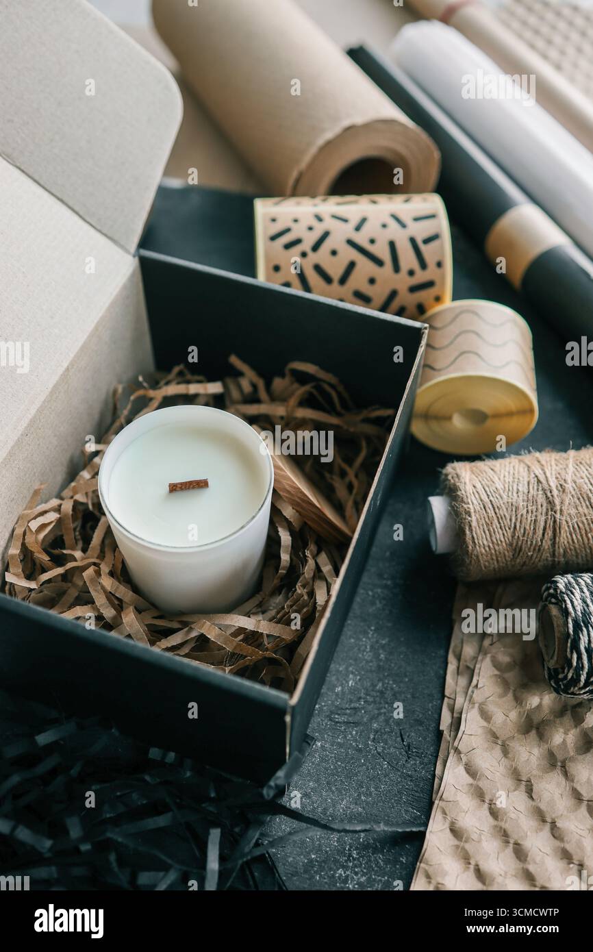 Candela confezionata, prodotto per l'invio di ordini online. Foto Stock
