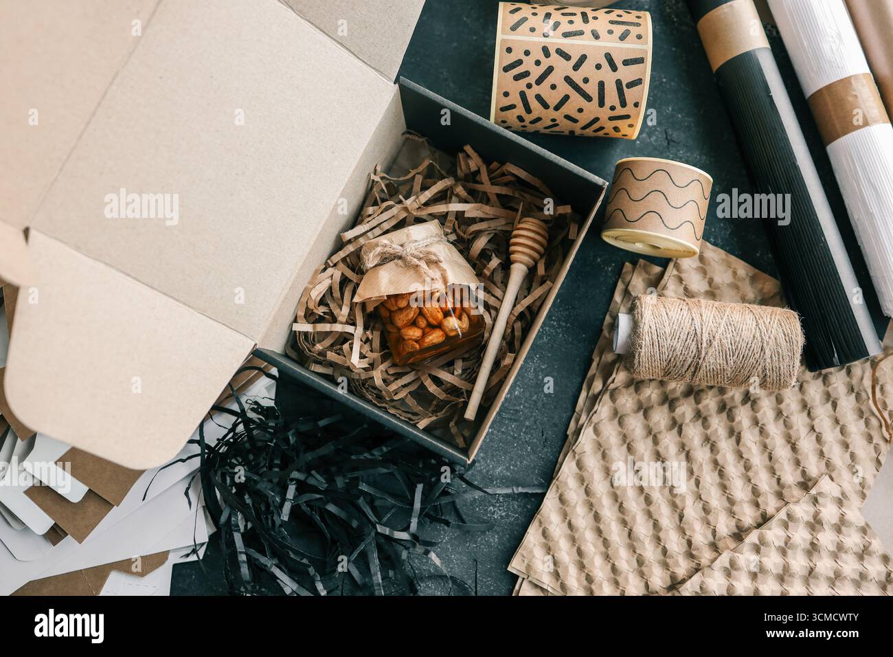 Miele artigianale con noci nella confezione. Foto Stock