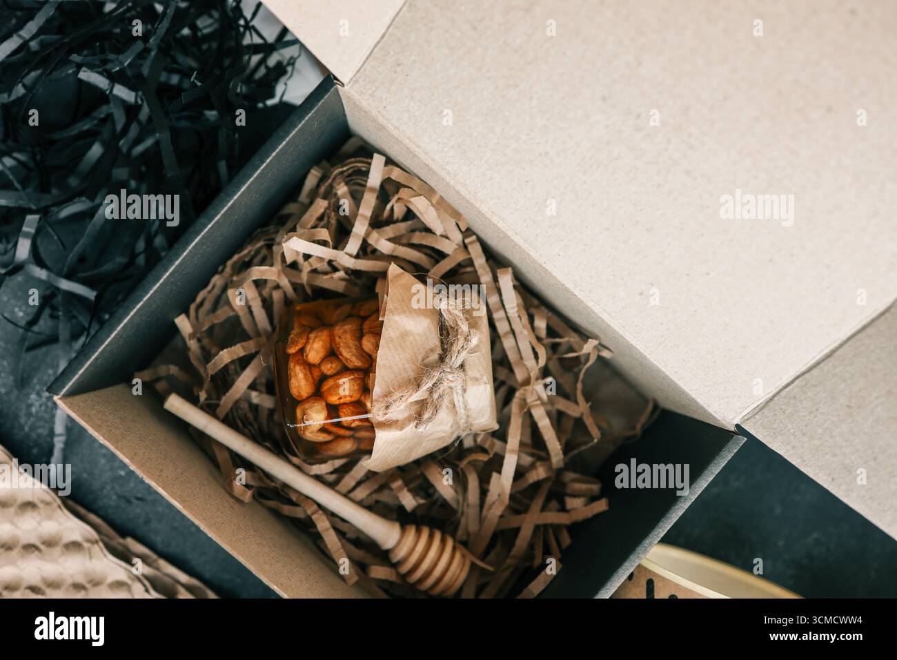 Miele artigianale con noci nella confezione. Foto Stock