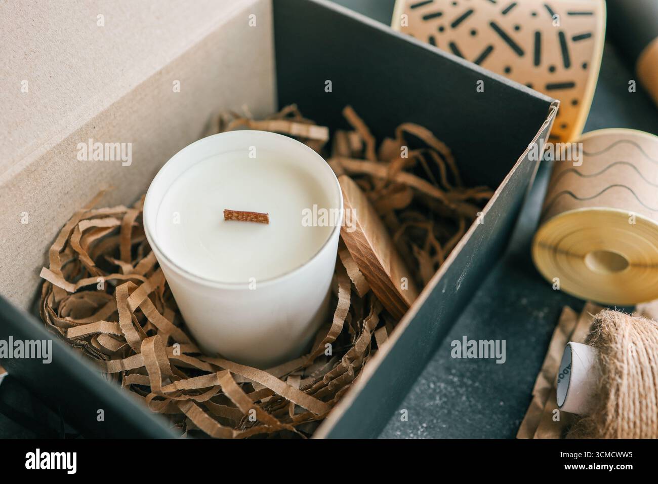 Candela confezionata, prodotto per l'invio di ordini online. Foto Stock