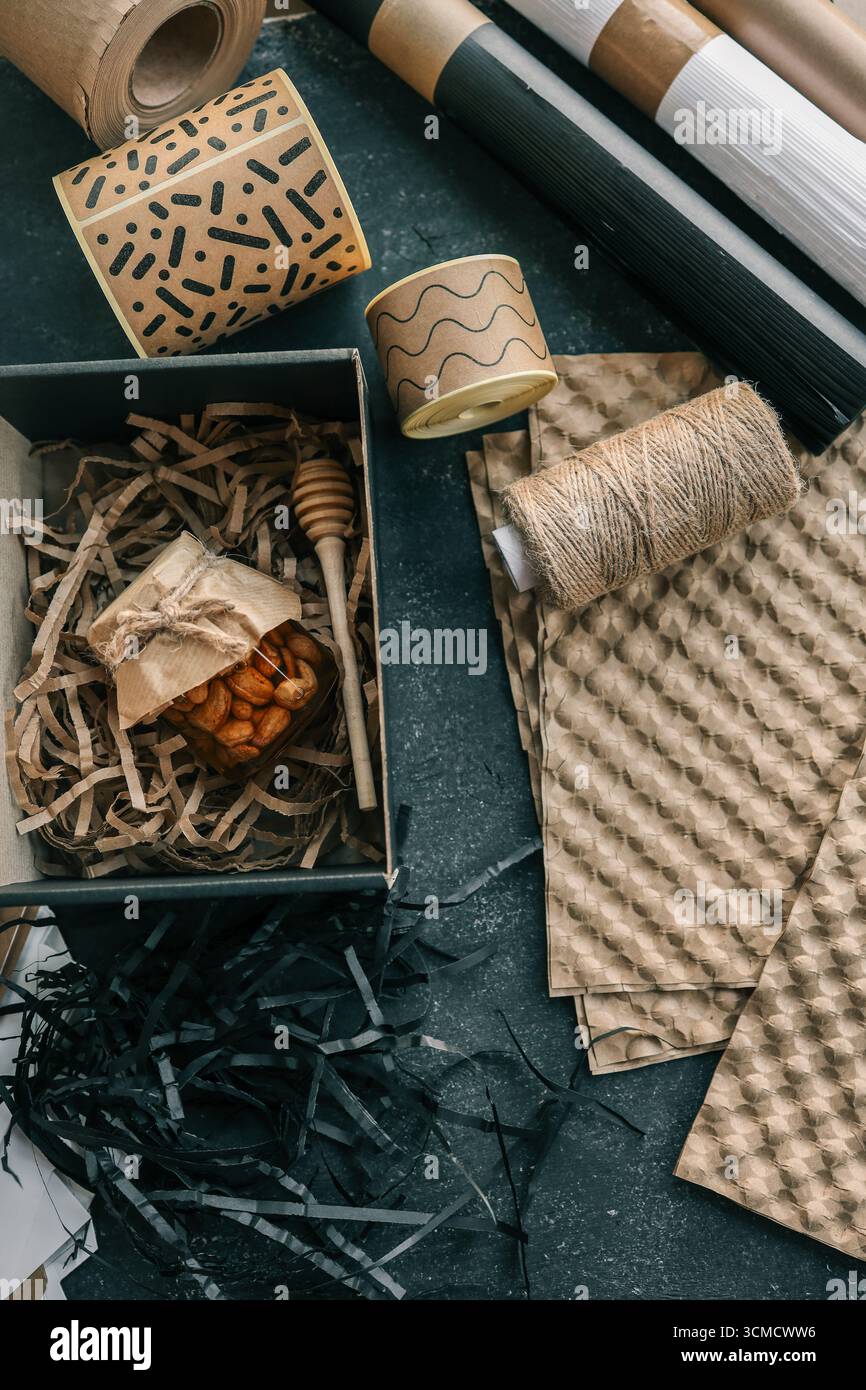 Miele artigianale con noci nella confezione. Foto Stock