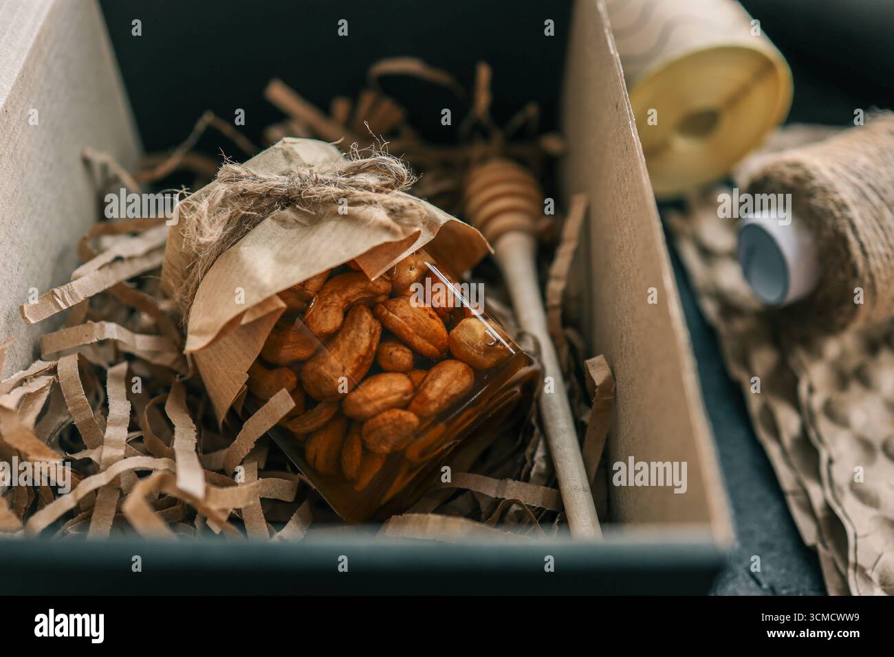 Miele artigianale con noci nella confezione. Foto Stock