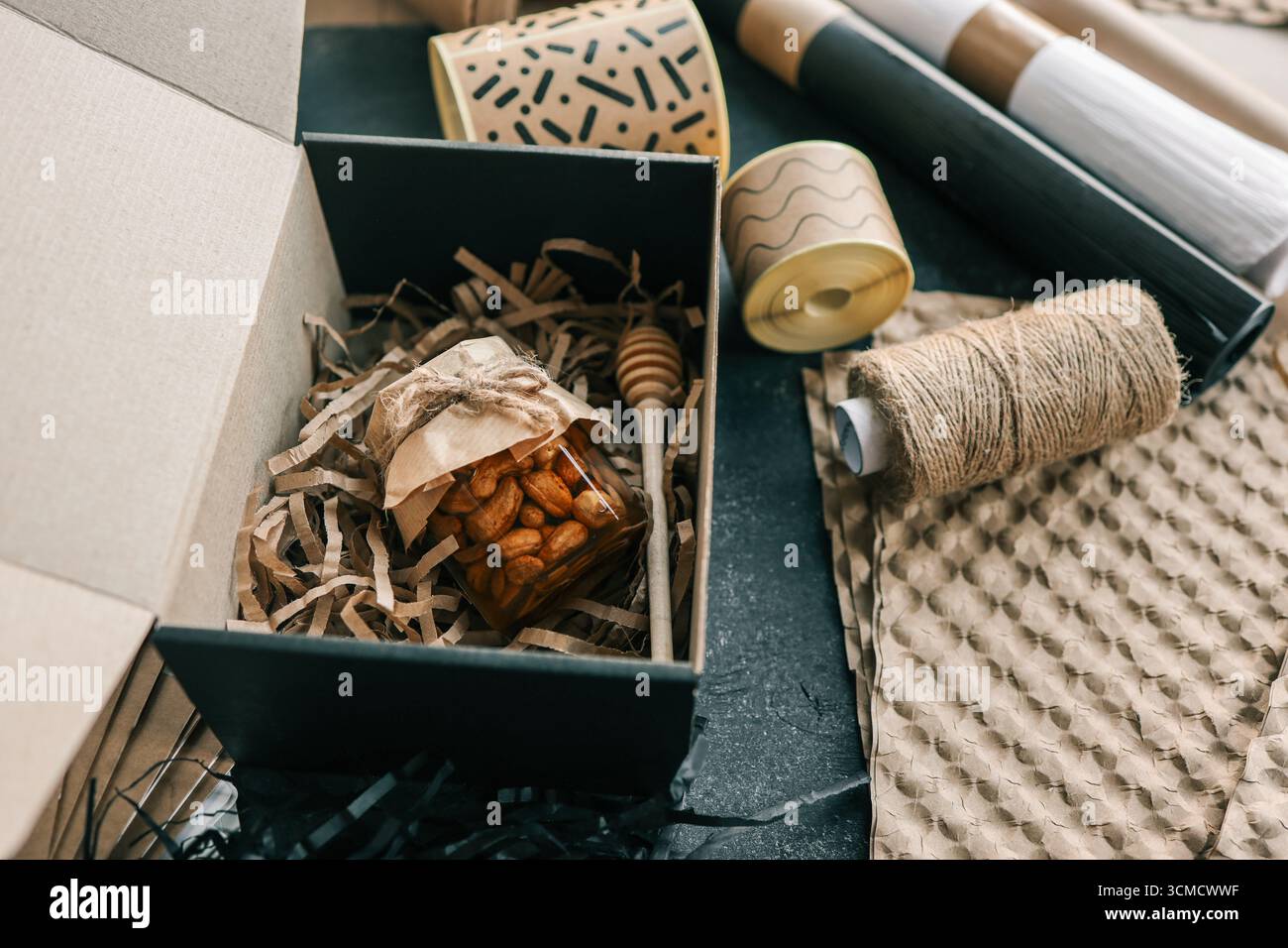 Miele artigianale con noci nella confezione. Foto Stock