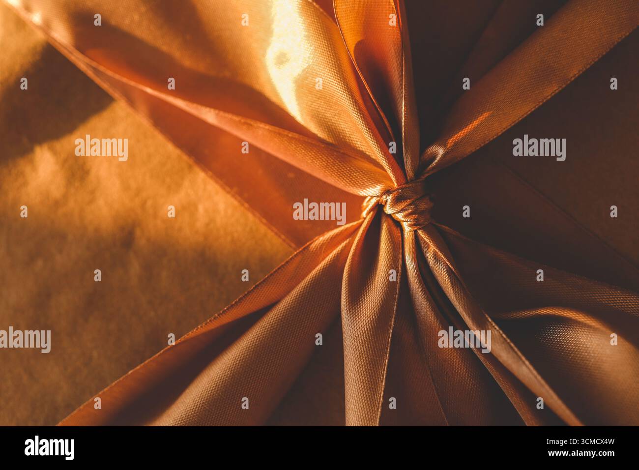 Fiocco da primo piano con confezione regalo oro. Foto Stock