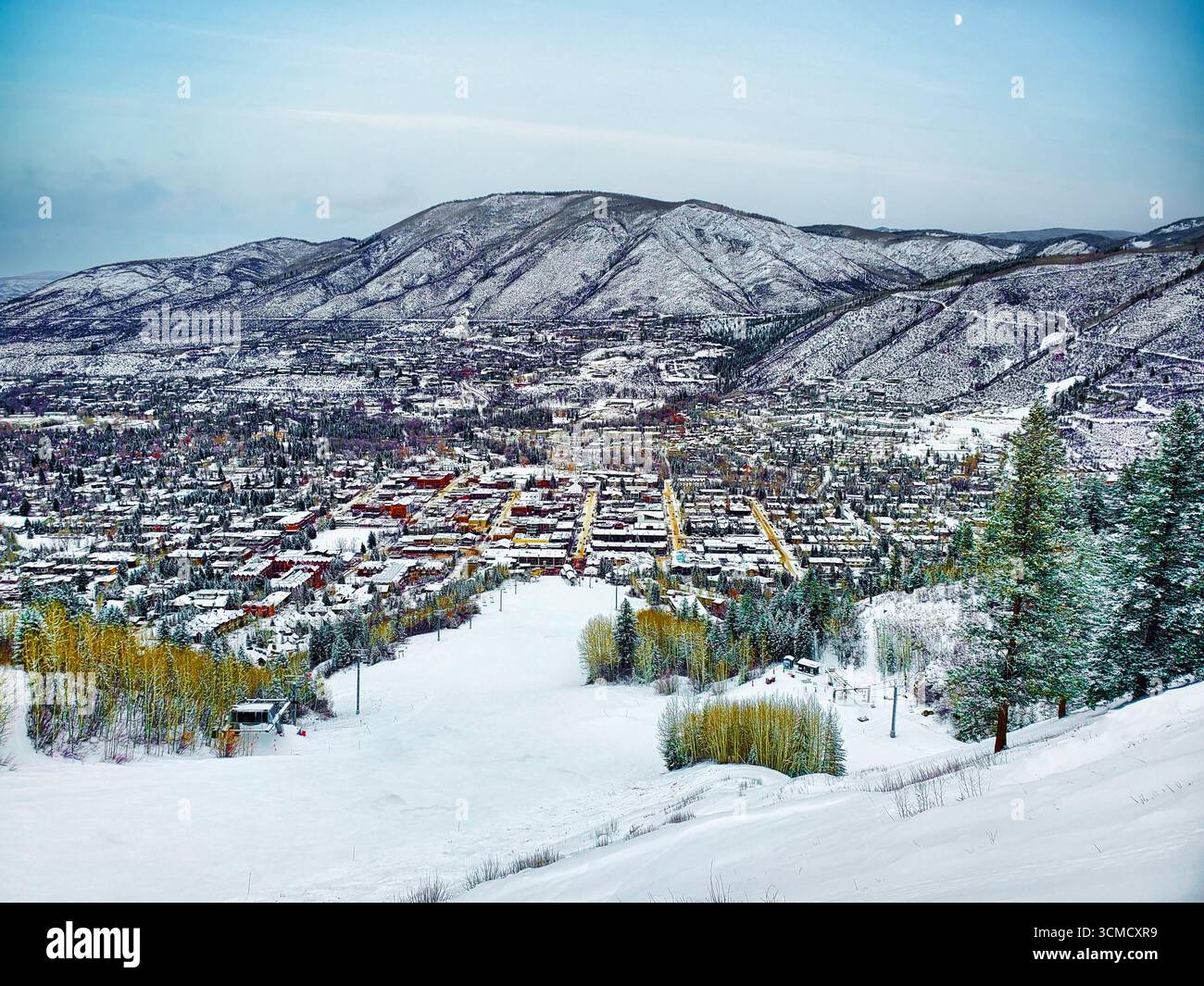 Aspen Snowmass in inverno profondo; montagne alci innevate, aria ghiacciata e piste da sci ben curate sotto un cielo alpino pastello. Illustrazione Vettoriale