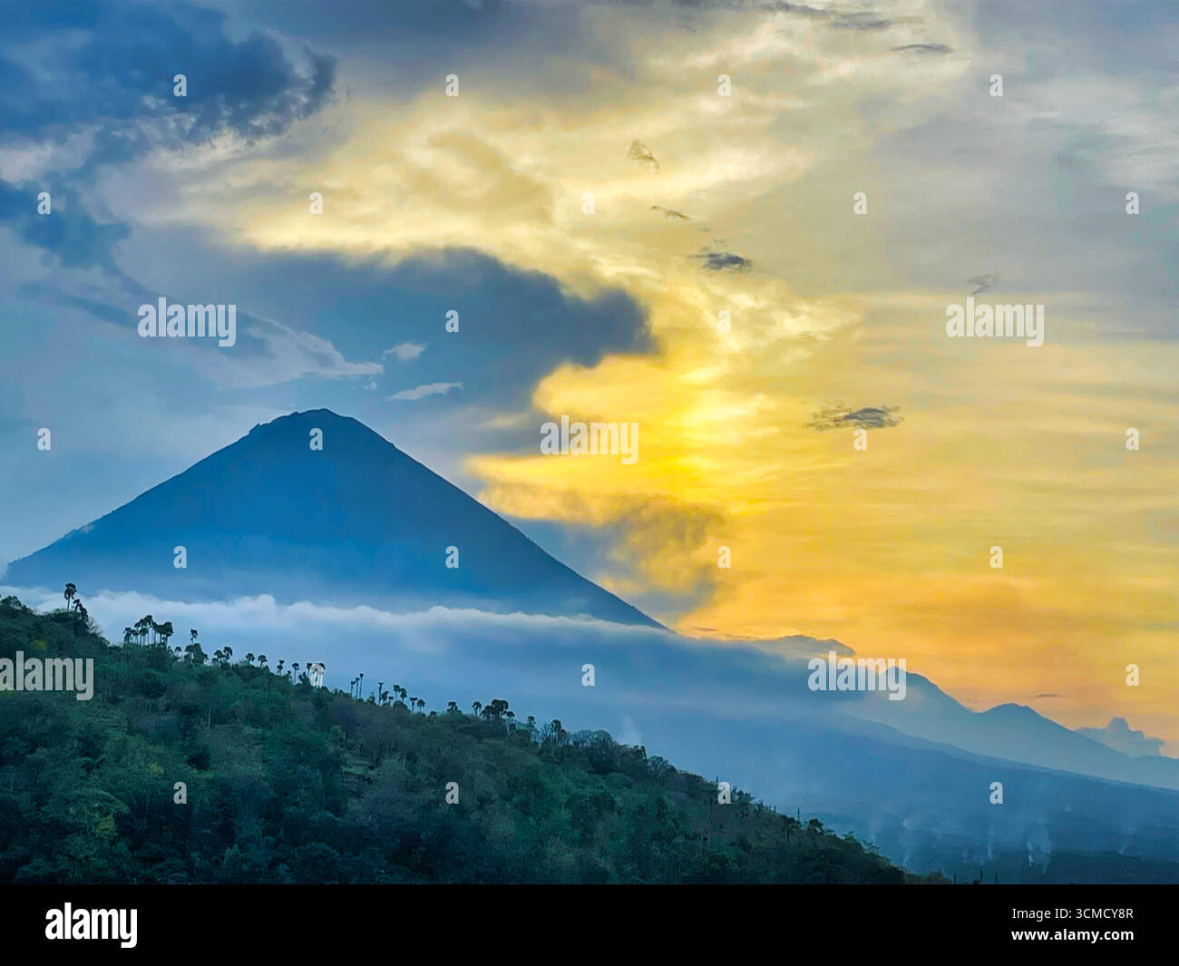 Paesaggio di montagna panoramico al tramonto; picchi aspri, caldo alpenglow e un cielo pastello sopra una valle tranquilla. Illustrazione Vettoriale