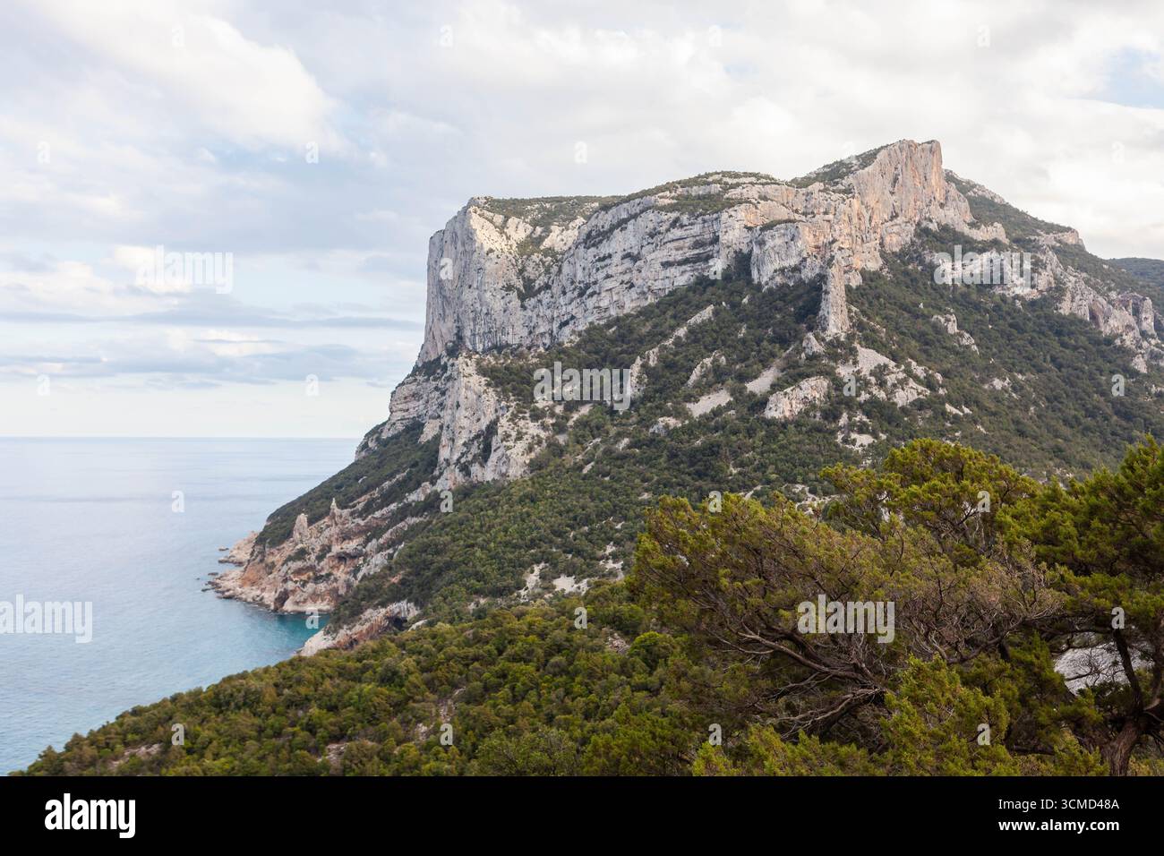 Vista sulla costa sarda nella regione del Golfo di Orosei. Vista mare Mediterraneo blu vicino alla spiaggia Cala Sisine. Splendido paesaggio sardo. Italia. Foto Stock