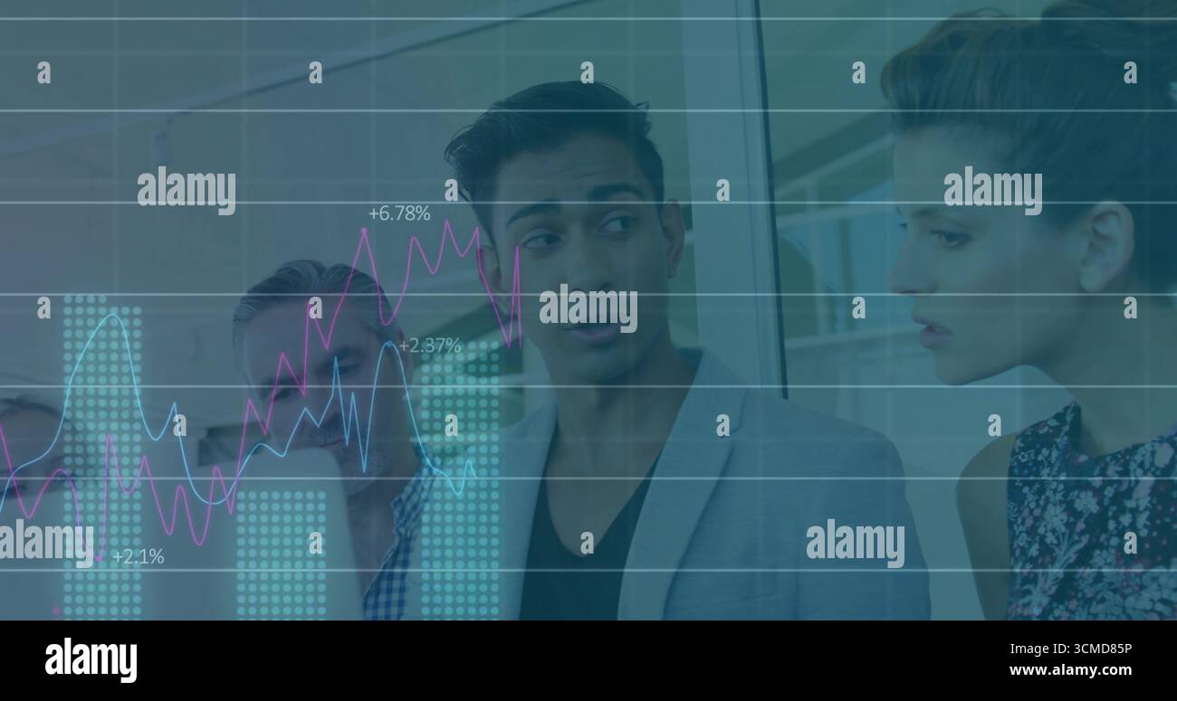 Parla un uomo indiano in un blazer grigio che presenta grafici finanziari attorno al tavolo da conferenza in ufficio Foto Stock