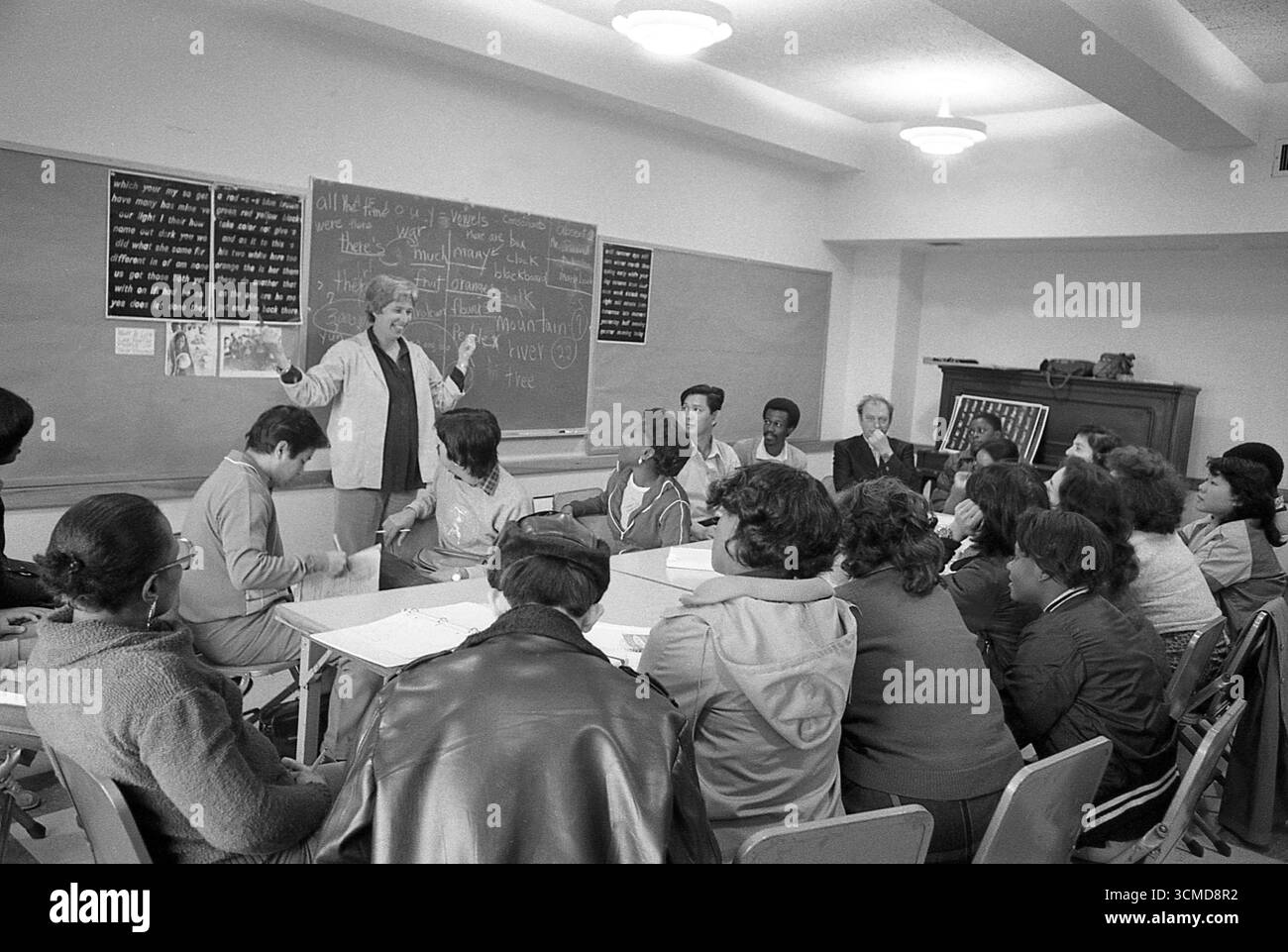 Washington DC, USA, 1994. Gruppo di immigrati che imparano la lingua inglese in un ambiente scolastico. Foto Stock