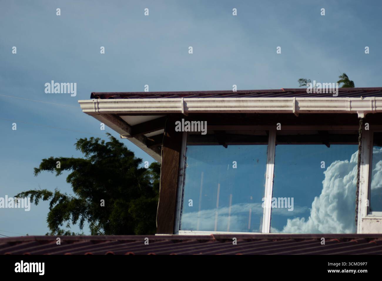 Moderna facciata in legno Foto Stock