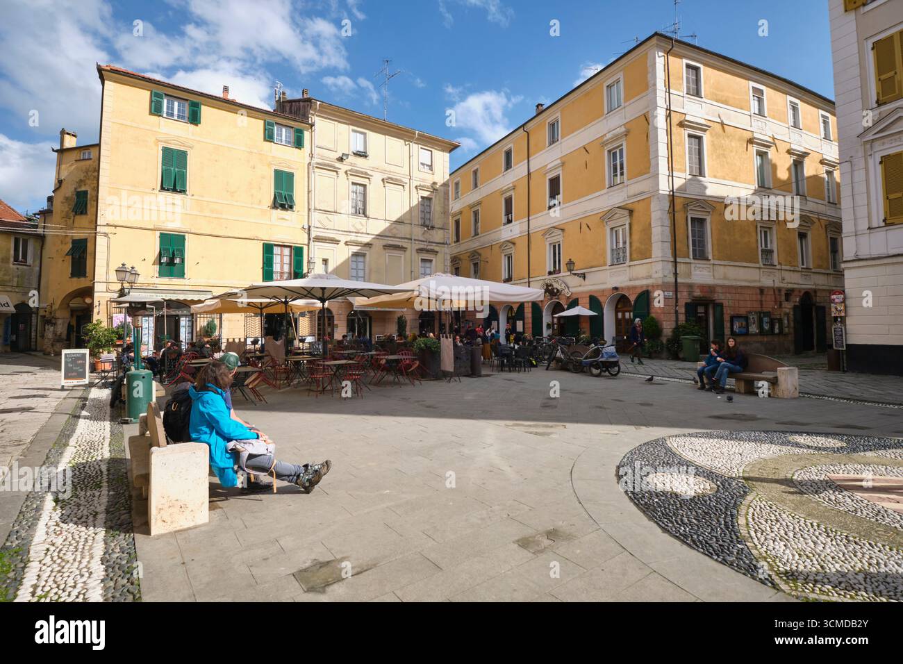Ristoranti, caffetterie, annidati in stradine, strade, piazze. Nel centro storico di Finalborgo in Liguria, Italia. Foto Stock