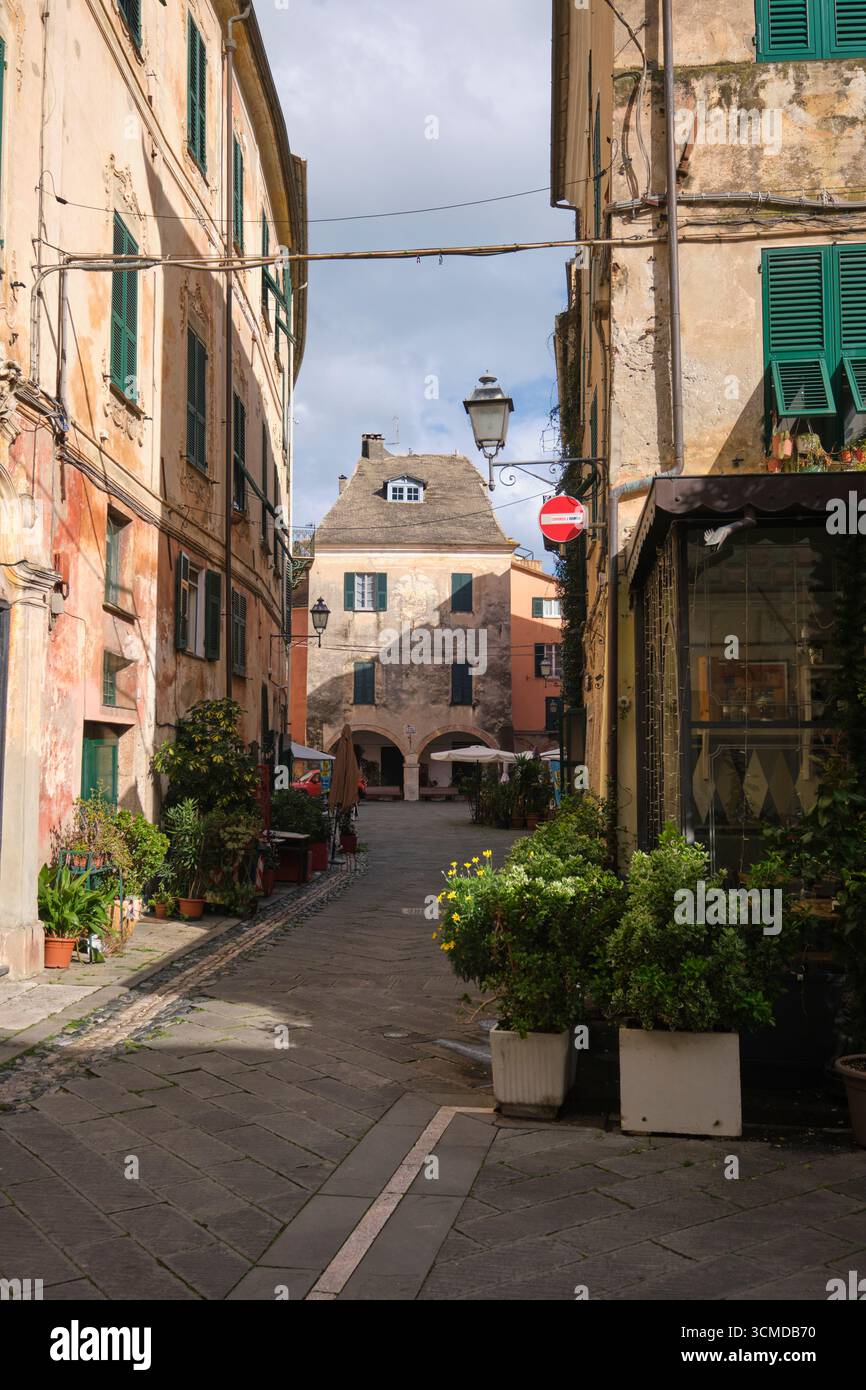 Ristoranti, caffetterie, annidati in stradine, strade, piazze. Nel centro storico di Finalborgo in Liguria, Italia. Foto Stock
