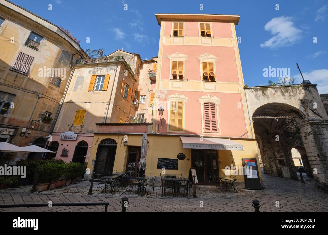 Ristoranti, caffetterie, annidati in stradine, strade, piazze. Nel centro storico di Finalborgo in Liguria, Italia. Foto Stock