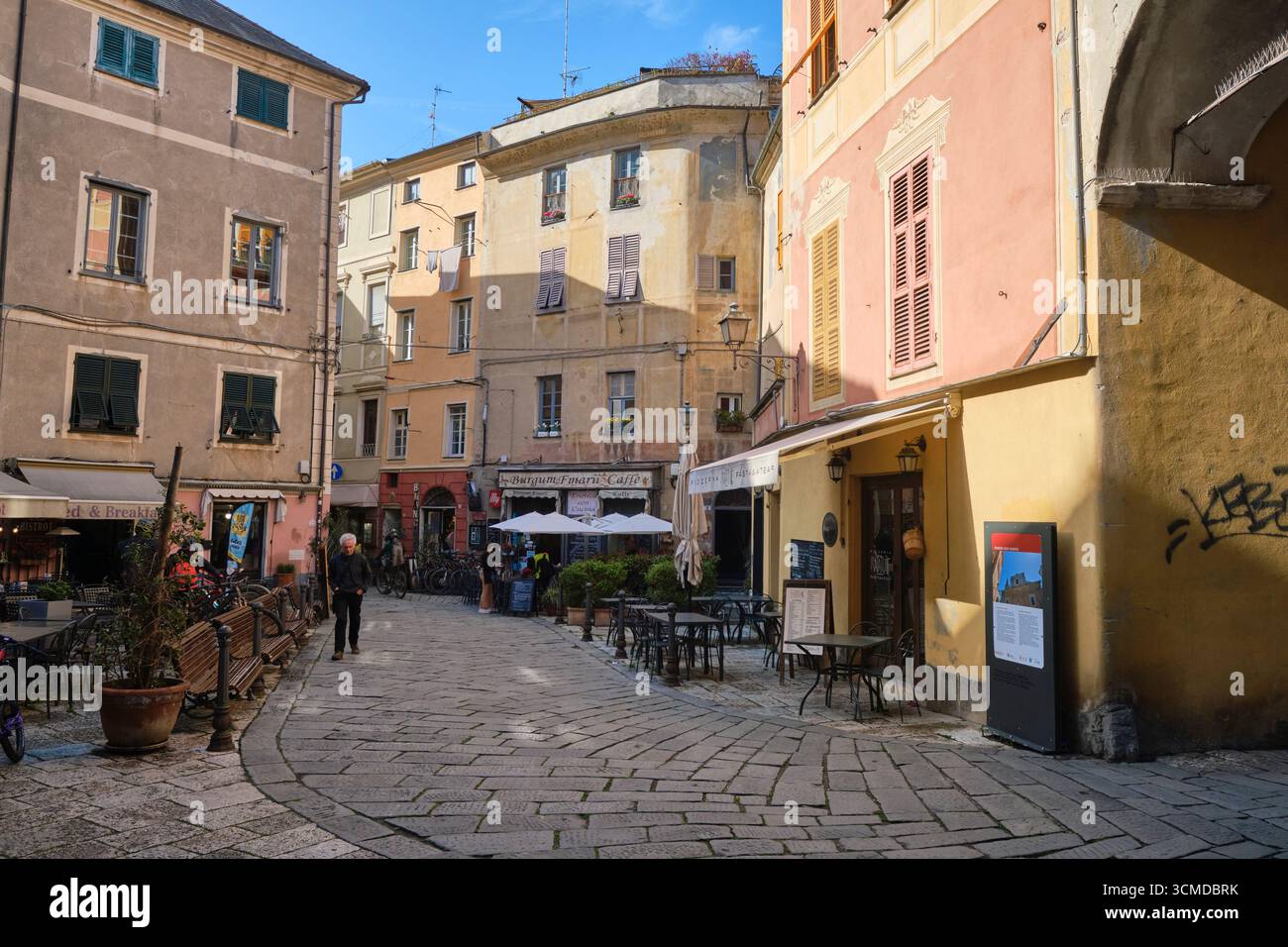 Ristoranti, caffetterie, annidati in stradine, strade, piazze. Nel centro storico di Finalborgo in Liguria, Italia. Foto Stock