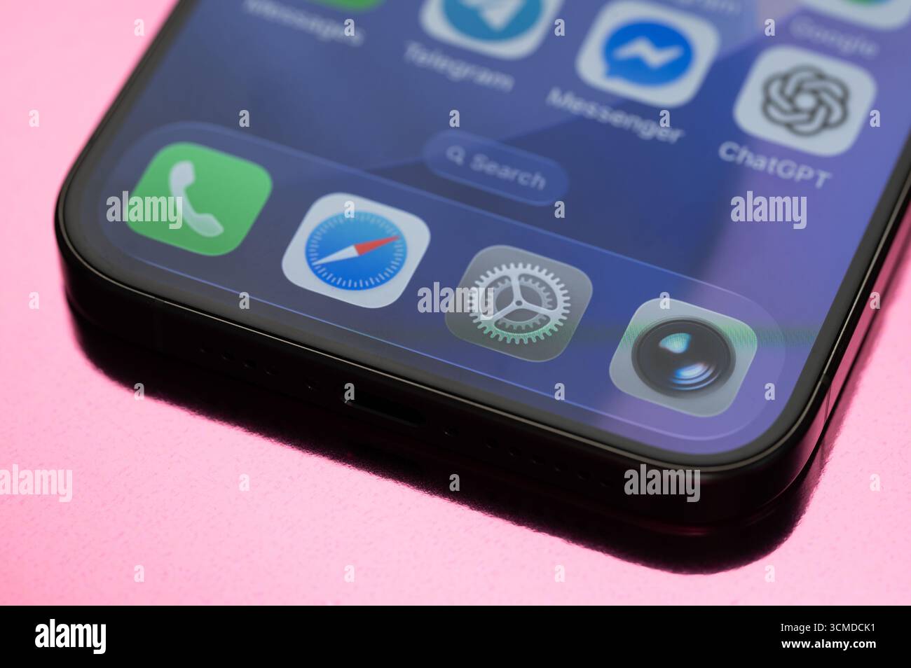 New York, USA - 15 settembre 2025: App principali sullo schermo dell'iPhone vista ravvicinata sullo sfondo Foto Stock