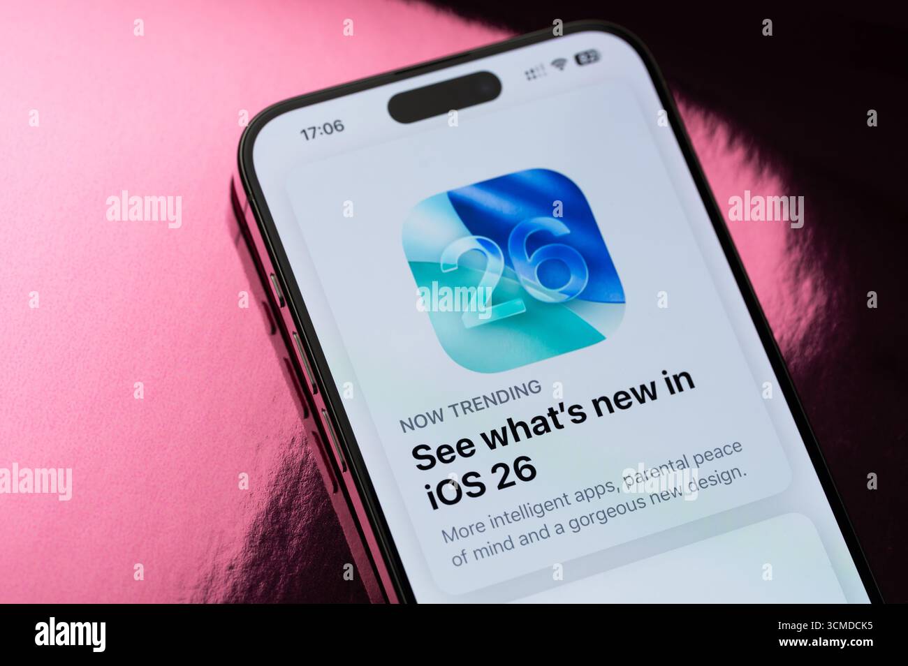 New York, Stati Uniti - 15 settembre 2025: Nuovo iOS 26 sullo schermo iphone Vista ravvicinata dello sfondo Foto Stock