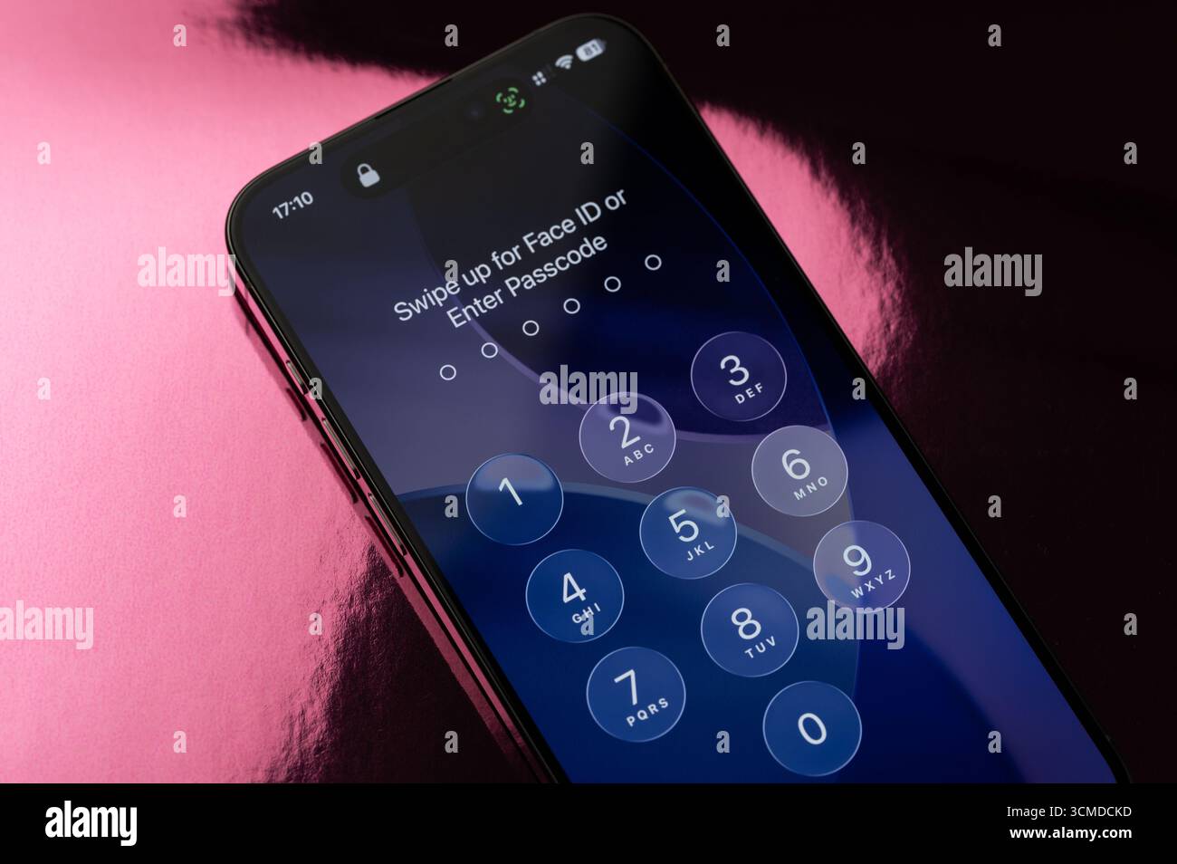 New York, USA - 15 settembre 2025: Inserire il codice di accesso sullo schermo dell'iphone vista ravvicinata Foto Stock